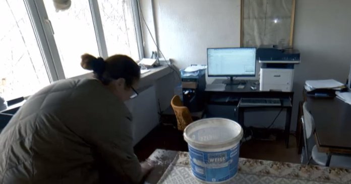 Fotografii alarmante arată cum statul își tratează cu nepăsare angajații, care își desfășoară activitatea în condiții precare. „Până la urmă.. Fotografii alarmante arată cum statul își tratează cu nepăsare angajații, care își desfășoară activitatea în condiții precare. „Până la urmă... dăm dovadă de ingeniozitate”