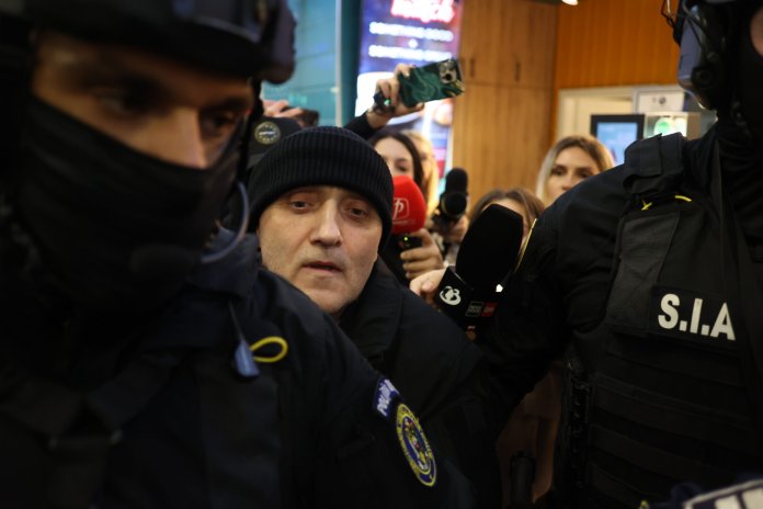 „Îl sprijin pe președintele Georgescu” „Îl sprijin pe președintele Georgescu”. A fost declarația inițială a lui Horațiu Potra, la sosirea în țară sub escortă