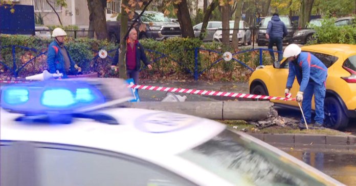 Incident major în București: Un stâlp de electricitate s-a prăbușit pe bulevard în urma coliziunii cu un automobil. O persoană a fost rănită. Incident major în București: Un stâlp de electricitate s-a prăbușit pe bulevard în urma coliziunii cu un automobil. O persoană a fost rănită.