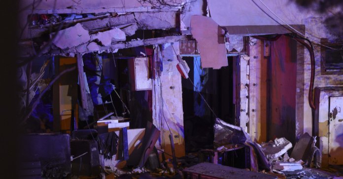 Momentul în care s-a prăbușit plafonul dintre parter și etajul întâi al clădirii afectate de explozia din Buftea Momentul în care s-a prăbușit plafonul dintre parter și etajul întâi al clădirii afectate de explozia din Buftea