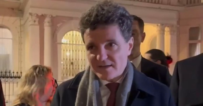 Locuitorii români din Londra l-au întâmpinat pe președinte la ambasadă: „Nicușoare, nu mai pierde vremea, protejează Justiția”. Mesajul adresat mulțimii. Locuitorii români din Londra l-au întâmpinat pe președinte la ambasadă: „Nicușoare, nu mai pierde vremea, protejează Justiția”. Mesajul adresat mulțimii.