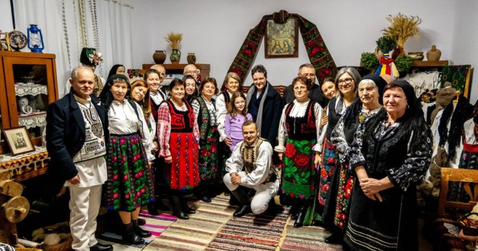 Nicușor Dan a sărbătorit Crăciunul în satul străbunilor săi. Răspunsul comunității la sosirea președintelui. Nicușor Dan a sărbătorit Crăciunul în satul străbunilor săi. Răspunsul comunității la sosirea președintelui.