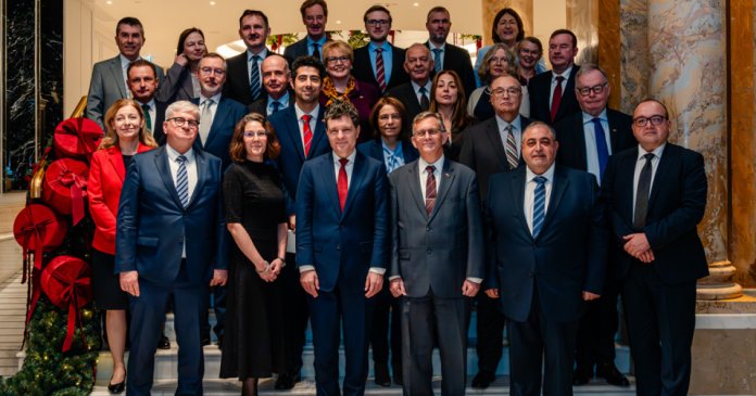 Nicuşor Dan s-a întreținut cu ambasadorii UE: România va menține participarea activă și constructivă în discuțiile europene Nicuşor Dan s-a întreținut cu ambasadorii UE: România va menține participarea activă și constructivă în discuțiile europene