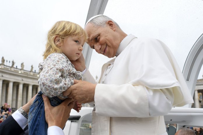 Răspunsul Papei Leon oferit unei fetițe din București, în seara de Crăciun Răspunsul Papei Leon oferit unei fetițe din București, în seara de Crăciun