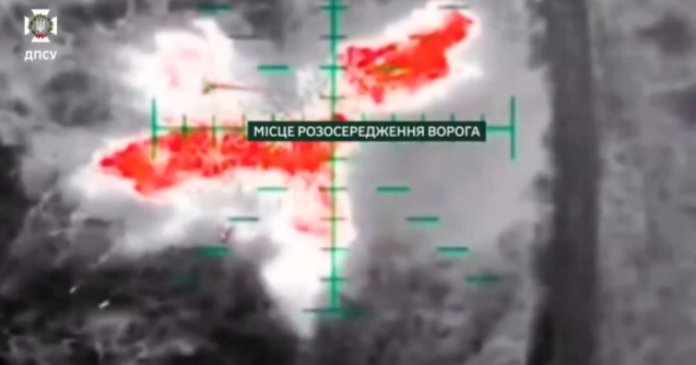 Ucraina îi trimite lui Putin „gânduri de Crăciun” prin atacuri distrugătoare cu drone asupra forțelor armate. Ucraina îi trimite lui Putin „gânduri de Crăciun” prin atacuri distrugătoare cu drone asupra forțelor armate.
