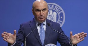 Ilie Bolojan anunță un buget pentru „reînviere”: deficit de „puțin peste 6%”, fonduri europene pentru investiții și inflație în declin. Ilie Bolojan anunță un buget pentru „reînviere”: deficit de „puțin peste 6%”, fonduri europene pentru investiții și inflație în declin.
