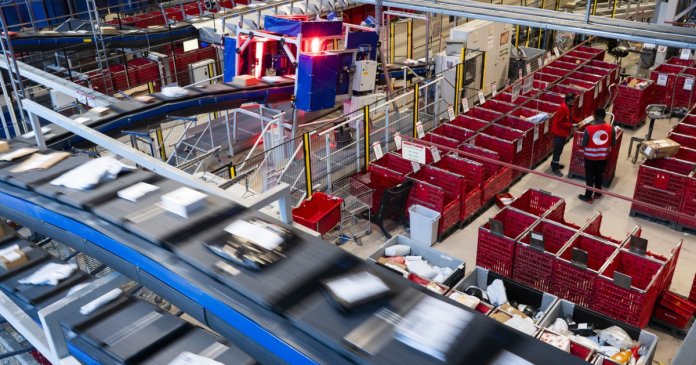 Mii de deținători informati de forțele armate ale Norvegiei că proprietățile și activele lor ar putea fi luate în considerare pentru confiscare în situații de război. Mii de deținători informati de forțele armate ale Norvegiei că proprietățile și activele lor ar putea fi luate în considerare pentru confiscare în situații de război.