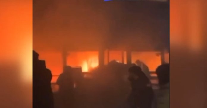 Momentul în care a erupt incendiul devastator la barul din stațiunea elvețiană Crans-Montana Momentul în care a erupt incendiul devastator la barul din stațiunea elvețiană Crans-Montana