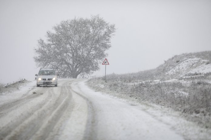 Nicușor Dan, reținut pe timpul nopții în Paris Nicușor Dan, reținut pe timpul nopții în Paris. Cauzele întârzierii aeronavei militare Spartan care îl transportă înapoi în țară