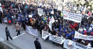 Sindicatele contestă ferm hotărârea Guvernului de a suspenda remunerația pentru prima zi de concediu medical: O limitare a dreptului la protecție socială Sindicatele contestă ferm hotărârea Guvernului de a suspenda remunerația pentru prima zi de concediu medical: O limitare a dreptului la protecție socială