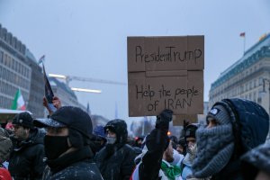 Trump avertizează cu „acțiuni foarte dure” din partea SUA în cazul în care Iranul va începe să spânzure protestatarii. Trump avertizează cu „acțiuni foarte dure” din partea SUA în cazul în care Iranul va începe să spânzure protestatarii.