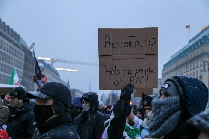 Trump avertizează cu „acțiuni foarte dure” din partea SUA în cazul în care Iranul va începe să spânzure protestatarii. Trump avertizează cu „acțiuni foarte dure” din partea SUA în cazul în care Iranul va începe să spânzure protestatarii.