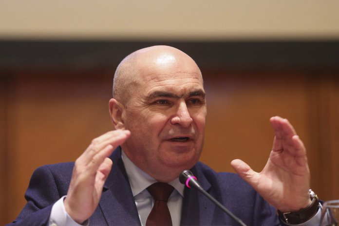 Bolojan sugerează că cei care termină medicina ar trebui să lucreze în România un anumit număr minim de ani: „Există o responsabilitate față de această națiune” Bolojan sugerează că cei care termină medicina ar trebui să lucreze în România un anumit număr minim de ani: „Există o responsabilitate față de această națiune”