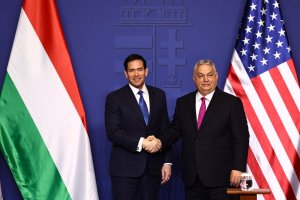 Marco Rubio declară la Budapesta susținerea necondiționată a lui Trump pentru Viktor Orbán, în preziua alegerilor din aprilie: „O epocă strălucitoare” Marco Rubio declară la Budapesta susținerea necondiționată a lui Trump pentru Viktor Orbán, în preziua alegerilor din aprilie: „O epocă strălucitoare”