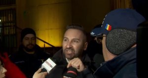 Polițiștii care protestează în Piața Victoriei au încercat să intre în Guvern: „Haideți să mergem să discutăm cu... Polițiștii care protestează în Piața Victoriei au încercat să intre în Guvern: „Haideți să mergem să discutăm cu...