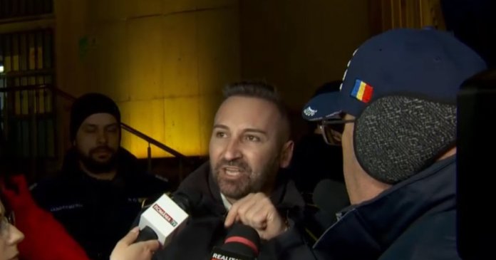 Polițiștii care protestează în Piața Victoriei au încercat să intre în Guvern: „Haideți să mergem să discutăm cu... Polițiștii care protestează în Piața Victoriei au încercat să intre în Guvern: „Haideți să mergem să discutăm cu...