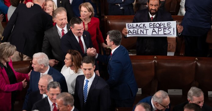 Protest în timpul alocuțiunii lui Trump: „Persoanele de culoare nu sunt primate”. Congresmanul democrat a... Protest în timpul alocuțiunii lui Trump: „Persoanele de culoare nu sunt primate”. Congresmanul democrat a...