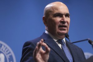 Reacția prim-ministrului Bolojan după ce un cadru universitar și-a ars diploma de doctor în fața camerelor TV: „Nu avem nevoie de diplome” Reacția prim-ministrului Bolojan după ce un cadru universitar și-a ars diploma de doctor în fața camerelor TV: „Nu avem nevoie de diplome”