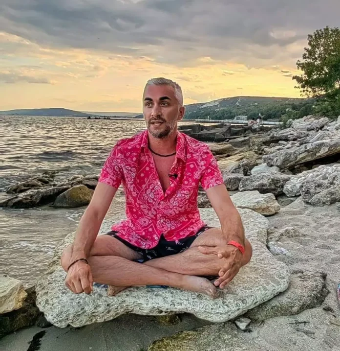 Un ex-angajat STB și TAROM, care comercializa parfumuri pe lângă slujba sa la stat, a ajuns între timp terapeut Reiki. Un ex-angajat STB și TAROM, care comercializa parfumuri pe lângă slujba sa la stat, a ajuns între timp terapeut Reiki.