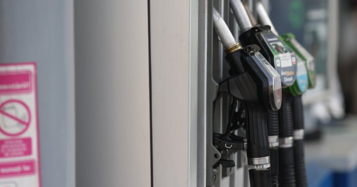 Conținutul ordonanței referitoare la carburanți: Executivul fixează un limită pentru marja comercială și limitează exporturile. Până... Conținutul ordonanței referitoare la carburanți: Executivul fixează un limită pentru marja comercială și limitează exporturile. Până...