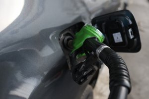 Ilie Bolojan declară că acciza va fi redusă „în prima etapă” doar pentru motorină, nu și pentru benzină. „Fond de solidaritate” din „veniturile excepționale” ale companiilor. Ilie Bolojan declară că acciza va fi redusă „în prima etapă” doar pentru motorină, nu și pentru benzină. „Fond de solidaritate” din „veniturile excepționale” ale companiilor.