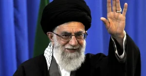 Imperiul ascuns de 95 de miliarde de dolari al ayatollahului Khamenei: Cum a confiscat mii de locuințe și a strâns avere din suferința iranienilor. Imperiul ascuns de 95 de miliarde de dolari al ayatollahului Khamenei: Cum a confiscat mii de locuințe și a strâns avere din suferința iranienilor.