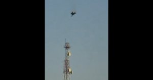 Momentul în care un avion de luptă F-15 al SUA s-a prăbușit în Kuwait. Pilotul a reușit să se catapulteze. Momentul în care un avion de luptă F-15 al SUA s-a prăbușit în Kuwait. Pilotul a reușit să se catapulteze.