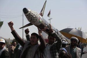 Premieră în Orientul Mijlociu: Israel declara că a identificat o lansare de rachetă din Yemen, în urma amenințărilor houthi de a se angaja în conflict. Premieră în Orientul Mijlociu: Israel declara că a identificat o lansare de rachetă din Yemen, în urma amenințărilor houthi de a se angaja în conflict.