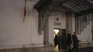 Protest la Palatul Cotroceni. Organizații civice îi cer lui Nicușor Dan să respingă numirile pentru... Protest la Palatul Cotroceni. Organizații civice îi cer lui Nicușor Dan să respingă numirile pentru...