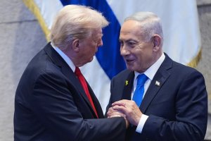 Trump avertizează Iranul: „Repercusiunile militare pentru destabilizarea strâmtorii Ormuz vor fi fără egal” Trump avertizează Iranul: „Repercusiunile militare pentru destabilizarea strâmtorii Ormuz vor fi fără egal”
