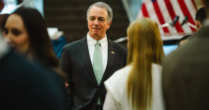 „Ambasadorul Darryl Nirenberg declară: România, un principiu în NATO. Viziunile despre asistența din partea Washingtonului.. „Ambasadorul Darryl Nirenberg declară: România, un principiu în NATO. Viziunile despre asistența din partea Washingtonului...”