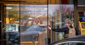 Atac armat într-un supermarket din Kiev: cel puțin 5 morți și 10 răniți. Agresorul, neutralizat de forțele... Atac armat într-un supermarket din Kiev: cel puțin 5 morți și 10 răniți. Agresorul, neutralizat de forțele...