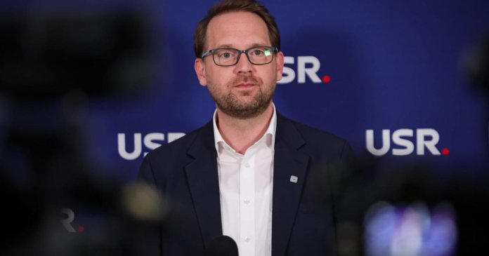 Dominic Fritz contestă afirmațiile din moțiunea de cenzură propusă de PSD-AUR: Termenii folosiți de AUR au fost preluați din... Dominic Fritz contestă afirmațiile din moțiunea de cenzură propusă de PSD-AUR: Termenii folosiți de AUR au fost preluați din...