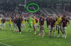 Scandal imens în Giulești după meciul Rapid - U Cluj: Jucătorii amenințați de suporteri și loviți cu bățul de tobă! Scandal imens în Giulești după meciul Rapid - U Cluj: Jucătorii amenințați de suporteri și loviți cu bățul de tobă!