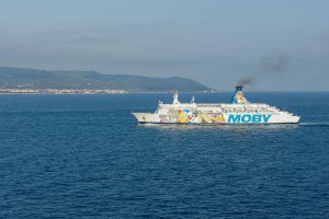 Un oil tanker sanctionat a trecut prin Strâmtoarea Ormuz, neținând cont de blocada forțelor americane. Un oil tanker sanctionat a trecut prin Strâmtoarea Ormuz, neținând cont de blocada forțelor americane.