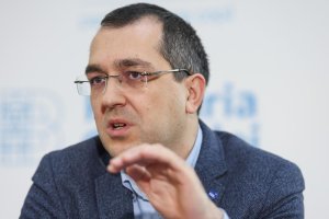 Vlad Voiculescu răspunde după ce România a înfruntat un eșec în instanță cu Pfizer referitor la vaccinuri și va trebui să achite 600 de milioane de euro, acuzând două indivizi. Vlad Voiculescu răspunde după ce România a înfruntat un eșec în instanță cu Pfizer referitor la vaccinuri și va trebui să achite 600 de milioane de euro, acuzând două indivizi.