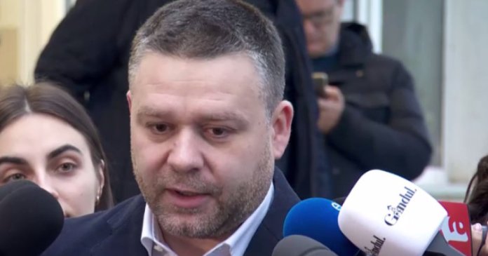 Ciprian Ciucu, solicitat să comenteze despre probabilitățile moțiunii de cenzură: Este o chestiune de tactică. Între cinci și zece voturi sunt absente pentru... Ciprian Ciucu, solicitat să comenteze despre probabilitățile moțiunii de cenzură: Este o chestiune de tactică. Între cinci și zece voturi sunt absente pentru...