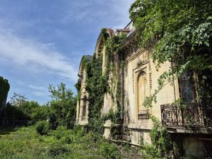 Clădirea deteriorată din București care adăpostește sediul social al 650 de companii, dintre care unele sunt investigate de DNA. Clădirea deteriorată din București care adăpostește sediul social al 650 de companii, dintre care unele sunt investigate de DNA.
