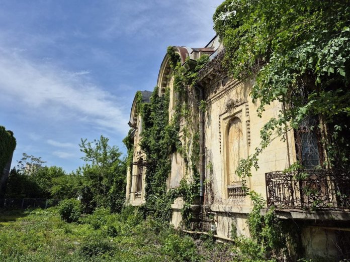 Clădirea deteriorată din București care adăpostește sediul social al 650 de companii, dintre care unele sunt investigate de DNA. Clădirea deteriorată din București care adăpostește sediul social al 650 de companii, dintre care unele sunt investigate de DNA.