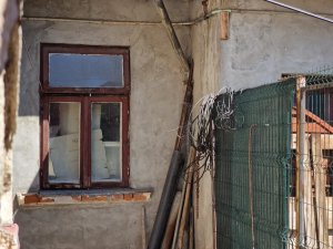 Dosarul corupției electorale la AUR: ONG-ul „medical” asociat partidului își desfășoară activitatea într-un fost local de alimentație. Dosarul corupției electorale la AUR: ONG-ul „medical” asociat partidului își desfășoară activitatea într-un fost local de alimentație.
