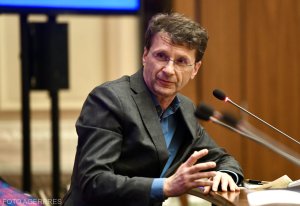 Leul continuă să se devalorizeze, pe fondul crizei politice. Euro stabilește un nou maxim pe piața interbancară. Leul continuă să se devalorizeze, pe fondul crizei politice. Euro stabilește un nou maxim pe piața interbancară.