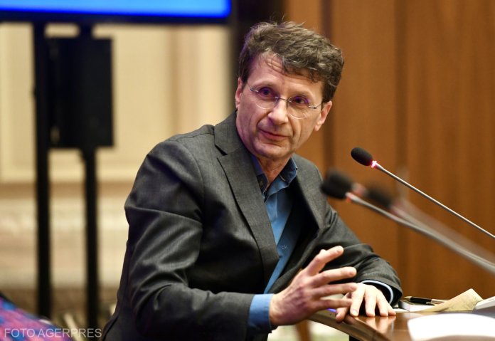 Leul continuă să se devalorizeze, pe fondul crizei politice. Euro stabilește un nou maxim pe piața interbancară. Leul continuă să se devalorizeze, pe fondul crizei politice. Euro stabilește un nou maxim pe piața interbancară.