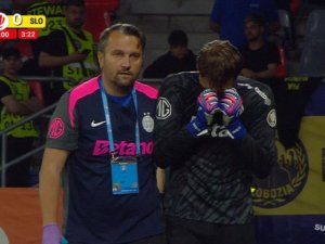 Matei Popa, schimbat înainte de intervenția de pauză în FCSB - Slobozia! A lăcrimat la părăsirea terenului. Matei Popa, schimbat înainte de intervenția de pauză în FCSB - Slobozia! A lăcrimat la părăsirea terenului.