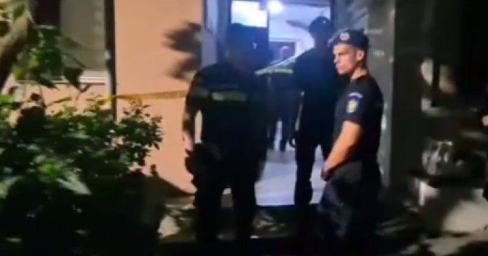 Triplă omor în Târgu Jiu: Bunica împreună cu cei doi nepoți au fost găsiți fără suflare în locuință. Triplă omor în Târgu Jiu: Bunica împreună cu cei doi nepoți au fost găsiți fără suflare în locuință.