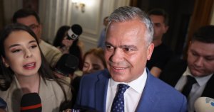 Adrian Veștea, anticipat să prezinte lista miniștrilor și planul de guvernare în Parlament: a patra zi în căutarea unei majorități Adrian Veștea, anticipat să prezinte lista miniștrilor și planul de guvernare în Parlament: a patra zi în căutarea unei majorități