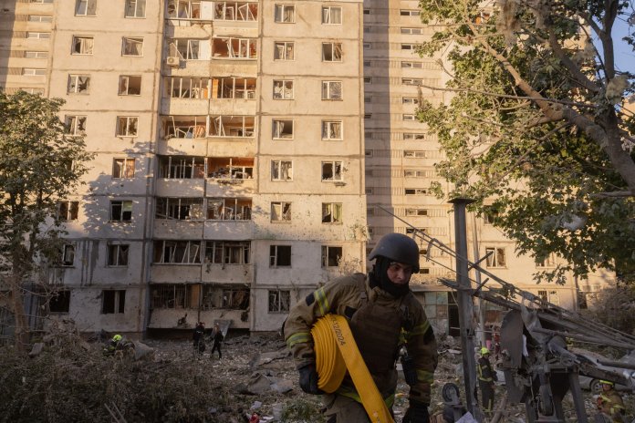 Atacul rusesc prezis de ucraineni a avut loc în timpul nopții: 9 decese și mai mult de 60 de persoane rănite, un complex de 24 de etaje avariat de rachetă. Atacul rusesc prezis de ucraineni a avut loc în timpul nopții: 9 decese și mai mult de 60 de persoane rănite, un complex de 24 de etaje avariat de rachetă.