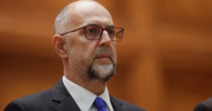 Kelemen Hunor sugerează o alternativă pentru un guvern în majoritate: invitație adresată politicienilor de a „reduce temperatura”... Kelemen Hunor sugerează o alternativă pentru un guvern în majoritate: invitație adresată politicienilor de a „reduce temperatura”...