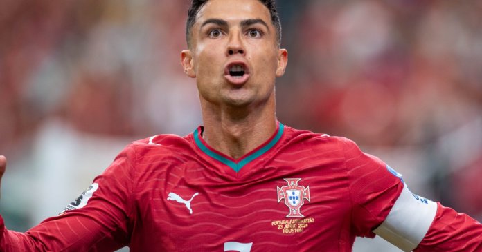 Reușita lui CR7 la CM 2026: Cristiano Ronaldo se transformă în primul jucător de fotbal din istorie care marchează în șase competiții... Reușita lui CR7 la CM 2026: Cristiano Ronaldo se transformă în primul jucător de fotbal din istorie care marchează în șase competiții...