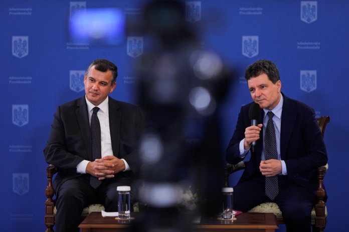 Traian Băsescu condamnă prim-ministrul „lui Băsescu”, pe care Nicușor Dan urma să-l dezvăluie astăzi, având însă și alte două alternative. Traian Băsescu condamnă prim-ministrul „lui Băsescu”, pe care Nicușor Dan urma să-l dezvăluie astăzi, având însă și alte două alternative.