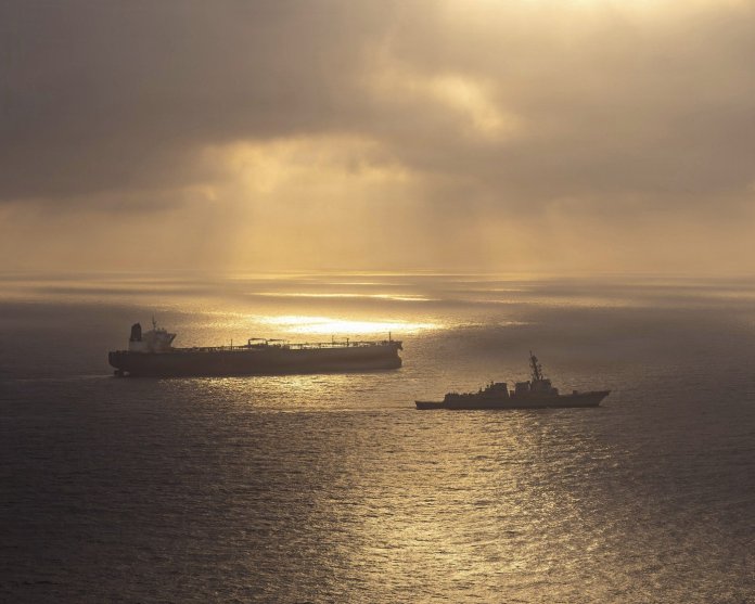 Evoluția bizară din Ormuz: Vessels refuză asistența forțelor armate americane, în pofida declarațiilor Casei Albe că „petrolul curge” Evoluția bizară din Ormuz: Vessels refuză asistența forțelor armate americane, în pofida declarațiilor Casei Albe că „petrolul curge”